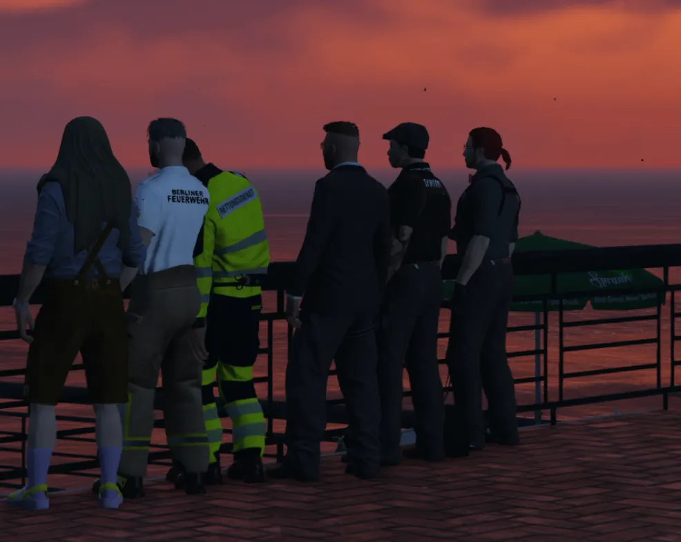 Spieler am Wasser bei Sonnenuntergang